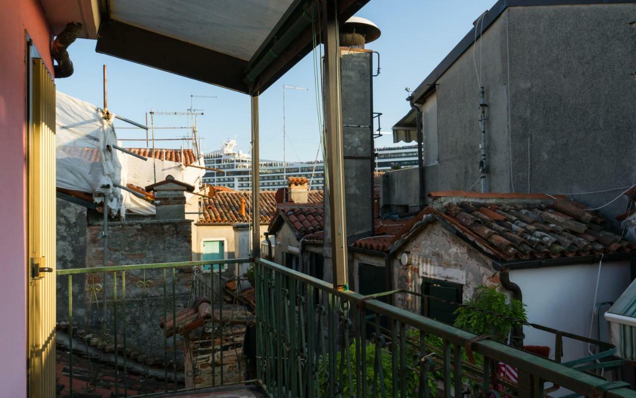 Venetian Roof View Apartment Bagian luar foto